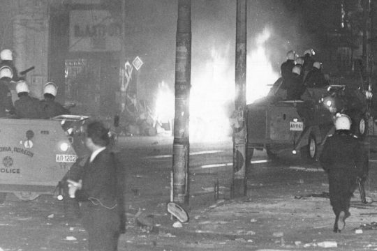 Το μπλοκ της μειοψηφίας της ΕΦΕΕ, με κεντρικό σύνθημα «Ολοι πορεία στην πρεσβεία», αναχαιτίστηκε από τα ΜΑΤ στα λουλουδάδικα της Βασ. Σοφίας.